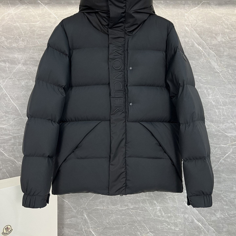 G*u*i down coat